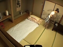 Bimbo japonaise irr�sistible bais�e en vid�o de massage spycam