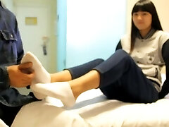 chineză gadila fata cu șosete și goale
