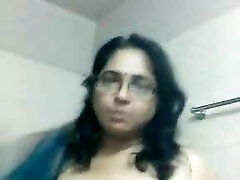 Indian mature aunty taken selfi nude bathtub pinch for her frien