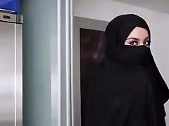 מתבגרה יפה עם hijabe