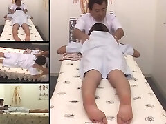 Titless Asiático amplia goza de una bañera de masaje en cámara oculta