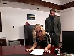 Nicole folla en la oficina