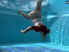 puzan bruhova grasa adolescente en la piscina
