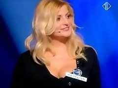 Mujer rubia con grandes juggs da a la audiencia una imagen a vista de sus melones y el culo