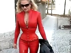 Látex glamour video porno con la zorra vestida de rojo