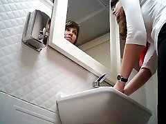 Peeping chica en el baño 2051