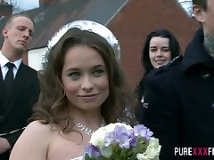 la novia cachonda ineficiente cabaeva se deja follar brutalmente al perro después de la ceremonia