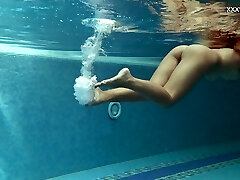 Svelte hotty with fabulous slick bum Olla Oglaebina and her underwater show