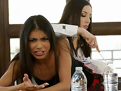 Veronica Rodriguez squirting when Jelena fingering her twat
