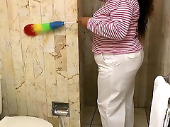 Latina BBW Rosaly makes cleaning the douche a bliss