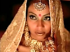 indian actress bipasha basu showing funbag: 