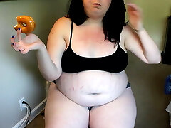 chica obesa gigante con vientre hinchado 