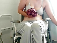 morena parapléjica purplewheelz milf británica orinando en la ducha