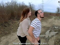 chica rusa alimentó a un chica con esperma mientras lo pegaba