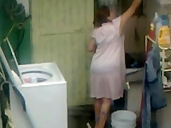 Spying Aunty Arse Washing ... Big Butt Chubby Plumper Mom