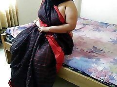 Tamil Real Grandmother ko bistar par tapa tap choda aur unki pod fat diya - Indian Hot aged woman dressed in saree without blouse