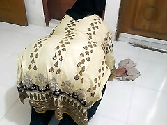 sirvienta caliente de arabia saudita con gran trasero y grandes tetas es follada duro por un huésped del hotel mientras limpia la habitación del hotel-analcum