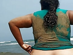 esposa puta embarazada muestra su coño en la playa pública