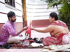 Desi Hooter-sling and Panty Salesman Bade Bade Dudhwali Gao ki Chhori Ko Brassiere ke badale Chod Diya Maje Lekar ( Hindi Audio )