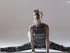 Russian flexible teenie Rita Mochalkina does the splits and shows yummy snatch