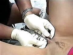 Colocando piercing na buceta