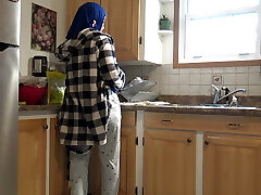 Syrian Housewife Gets Creampied By German Spouse In The Kitchen