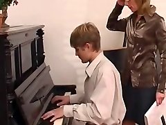 klavir učitelj prevladuje njo študentov