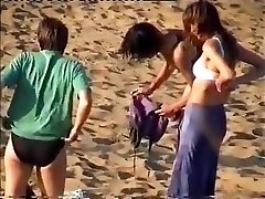 nudist familj att lämna stranden