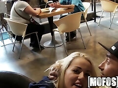Mofos - Giovane coppia cazzo in caffetteria in pubblico