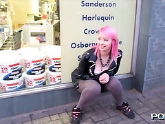 Super-naughty pink haired emo girlie in tight yoga pants pisses outdoors for dude