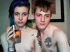 Tesão do casal de adolescentes ficar transando na webcam