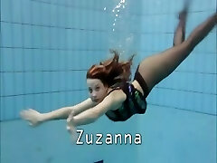 Zuzanna is swimming in tights in the pool