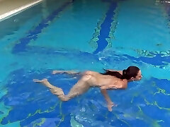 Good underwater performance of sizzling nude babe Sazan Cheharda
