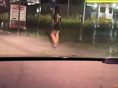 Si ferma davanti a una prostituta per strada e la scopa nel parcheggio. Hooker