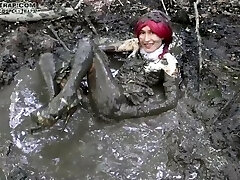 dirty trap cosplay lover Maki bride soiling her dress and masturbating in the mud