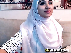 Fledgling beautiful big ass arab teenie camgirl posing in front of the webcam