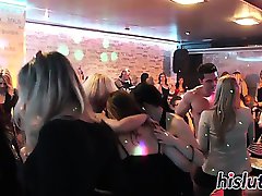 Kinky hardcore em festa com a sexy babes