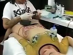 Raggiungere l'orgasmo, Tatuaggio