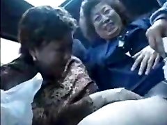 La nonna gli asiatici in autobus