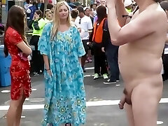 virgem loira leva uma ardente olhar para o exibicionista do pênis