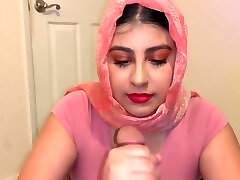 Sneaky stepdad gets oral job from beautiful Muslim daughter.