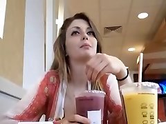 Pašėlusi mergina prie McDonalds