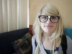 Blondinė su akiniais, čiulpia ir fuck