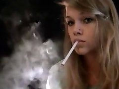 Spalvingas Mergina Rūkymas