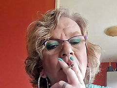 سیگار کشیدن در لباس سبز من
