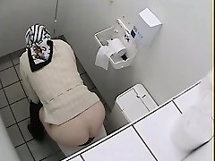 Babcia dostała ją w tyłek w toalecie podglądaczem wideo podczas sika