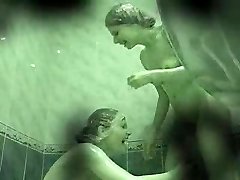 מצלמת נסתרת - שתי בנות במקלחת 02
