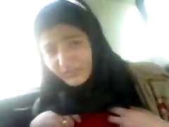 iran hijab ragazza mostra le tette in auto ottenere figa pelosa ma