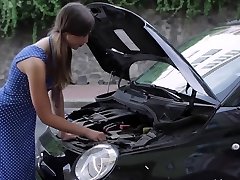 סקסית צ ' כית נוער בחורה עושה סקס עם זקן על העזרה עם המכונית שלה