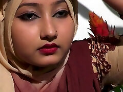 בחורה סקסית מבנגלדש מראה את הציצים הסקסיים שלה